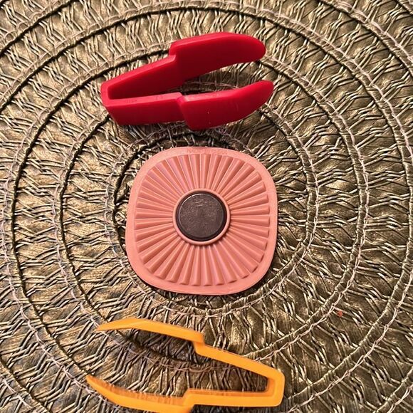 NWOT vintage 1980’s Tupperware 2 strawberry hullers 1 magnet - Picture 3 of 4